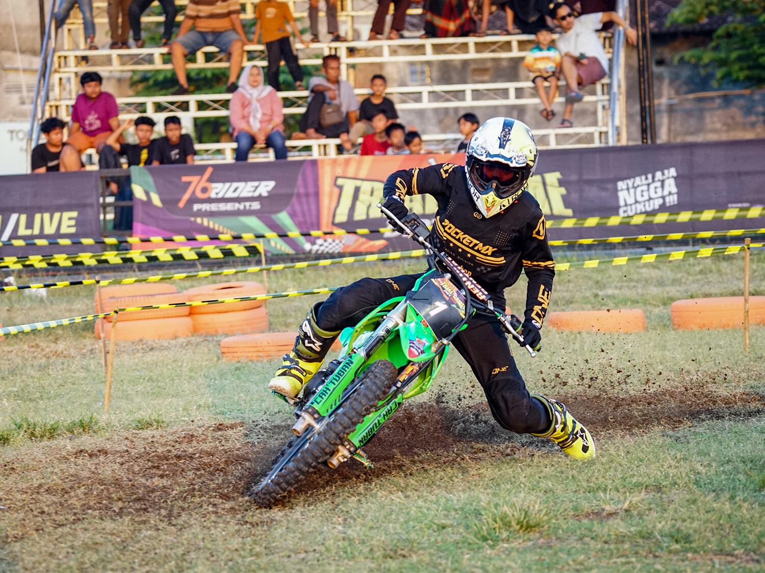 Pembalap Rendra dari kelas campuran non seeded melakukan cornering tajam