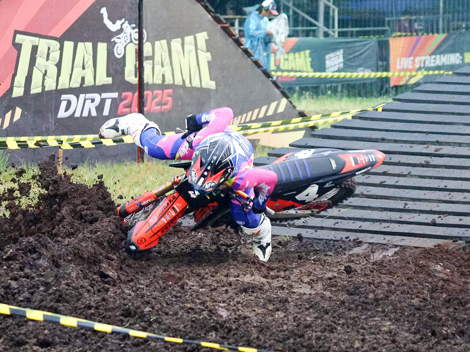 M. Zidane tersangkut gundukan tanah saat mendarat di Handicap Table Top