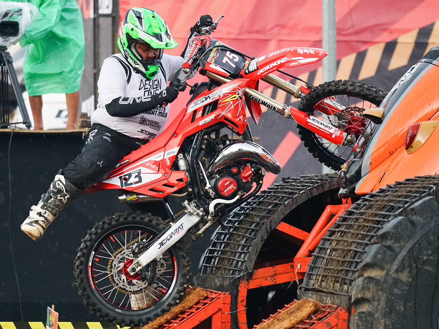 Handicap Big Foot Jump menjadi momok bagi Rider saat lintasan basah