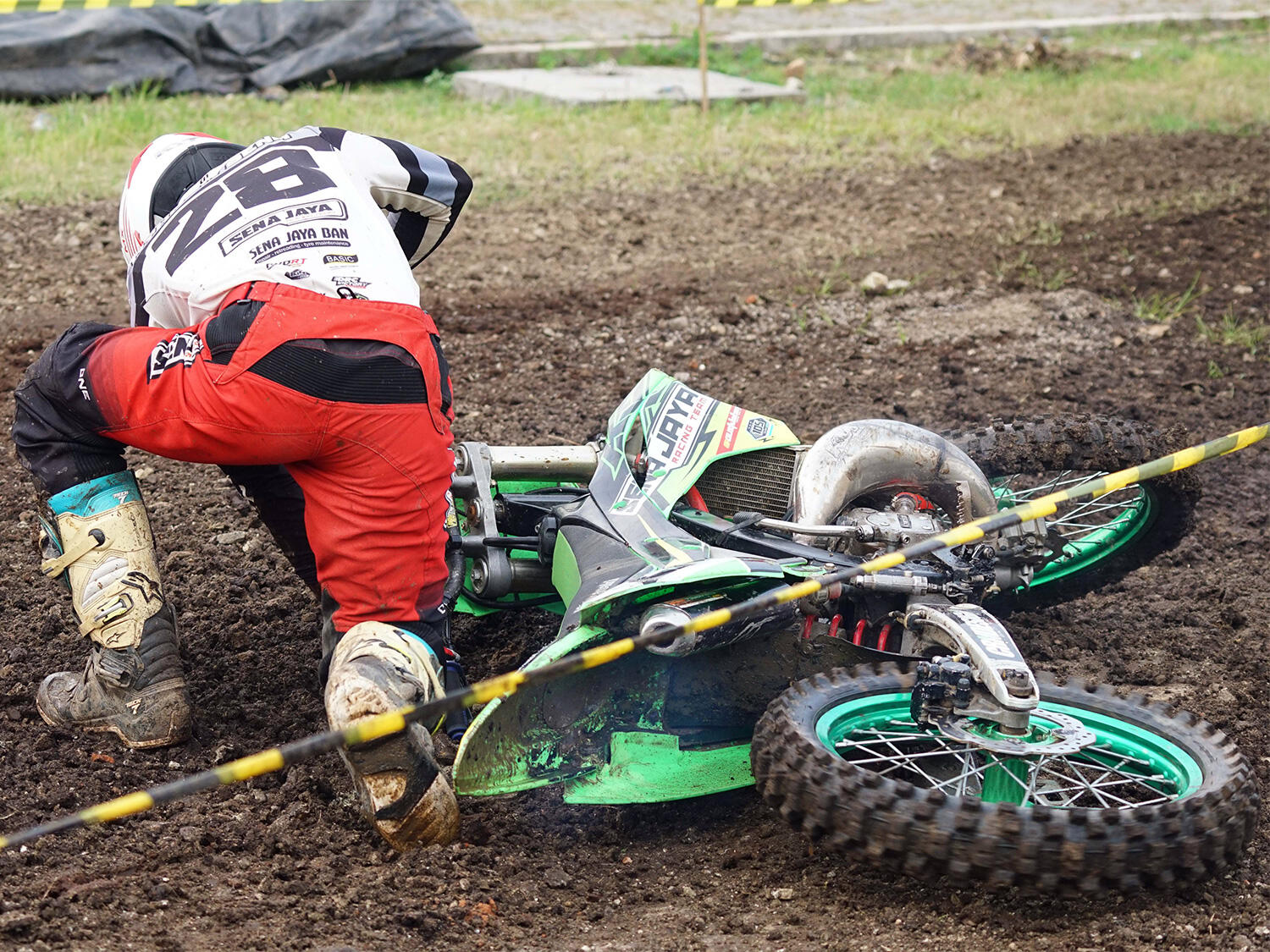 Athaya Sena tergelincir di tikungan tajam setelah kehilangan traksi ban