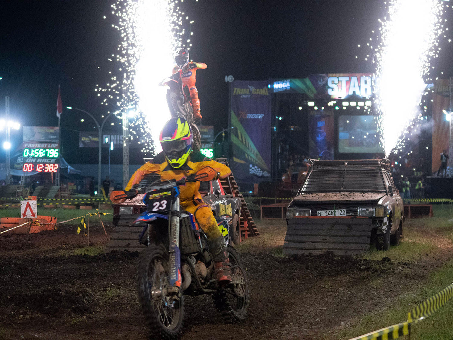 Kembang api memancarkan api di Handicap Car Jump ketika M. Zidane dan Athar jumping